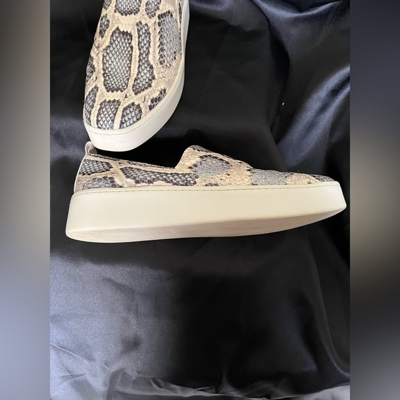 VINCE~PLATFORM~BLUE-~SNAKESKIN~LOAFERS~7.5 - Picture 9 of 12